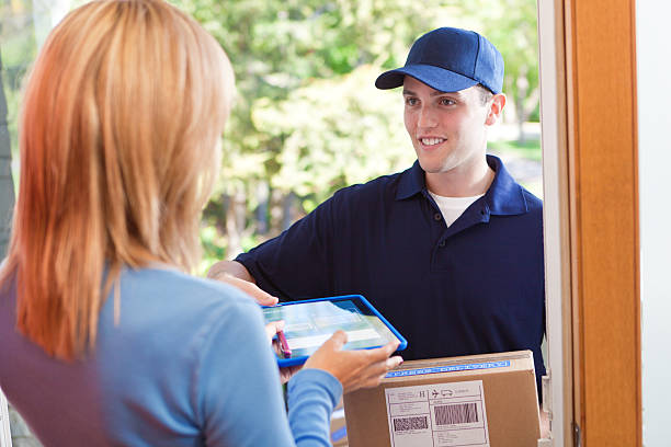 配達をお届けするパッケージボックスコンテイナー家顧客 - door-to-door international shipping ストックフォトと画像